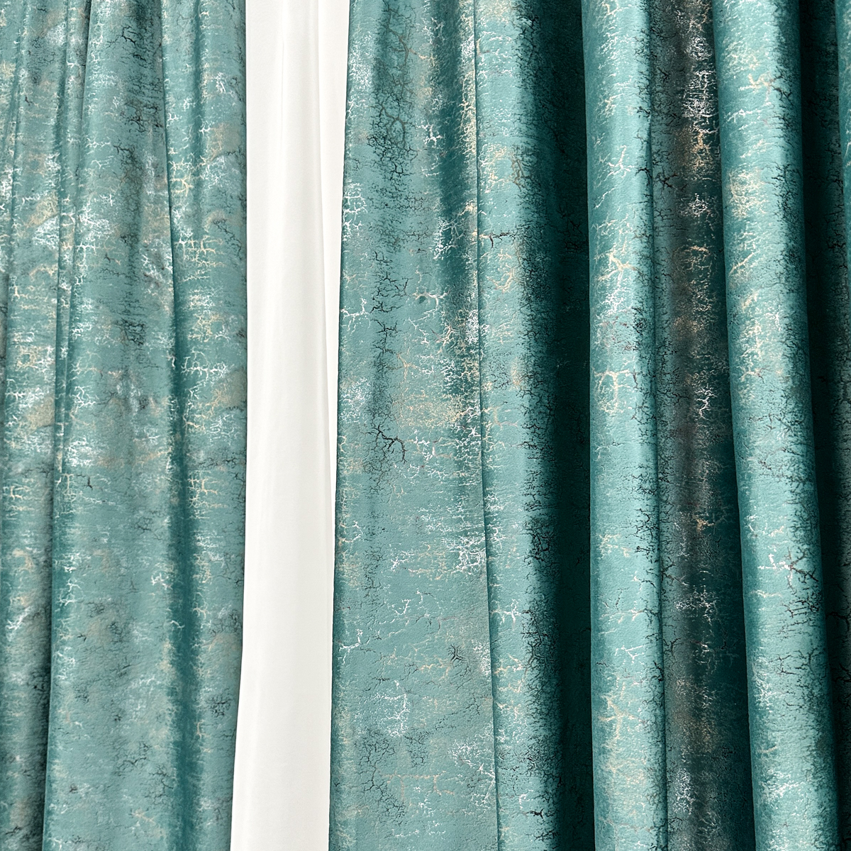 Poze Set 2 Draperii Catifea cu insertii metalizate, Bleu Aqua - V9, 140cm latime x 260cm inaltime, cu tiv lat pt bara cumparamisim.ro