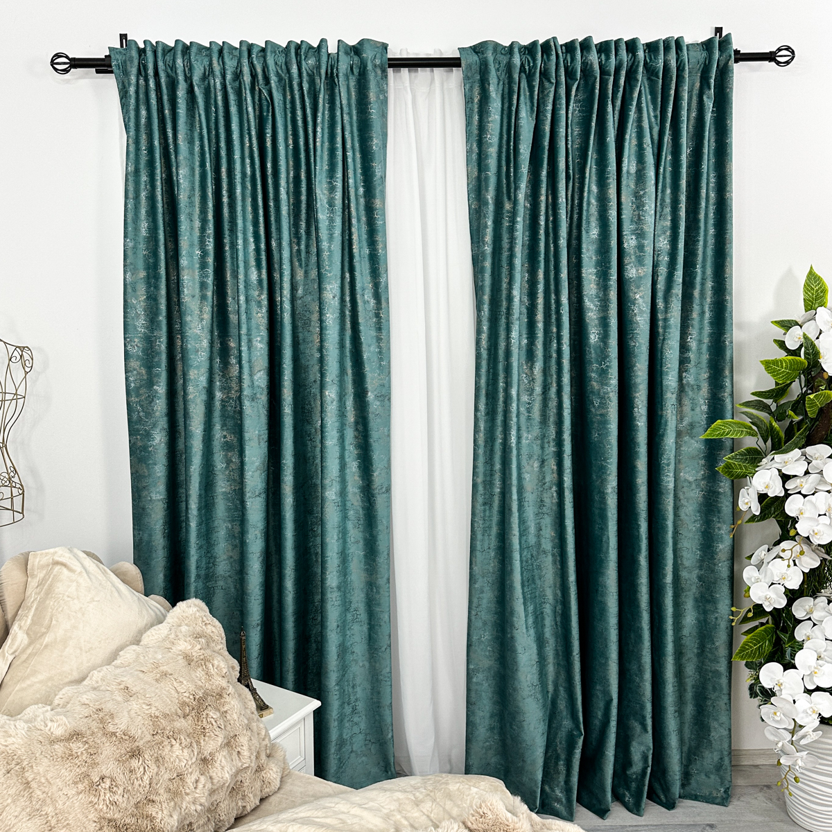 Poze Set 2 Draperii Catifea cu insertii metalizate, Bleu Aqua - V9, 140cm latime x 260cm inaltime, cu tiv lat pt bara cumparamisim.ro