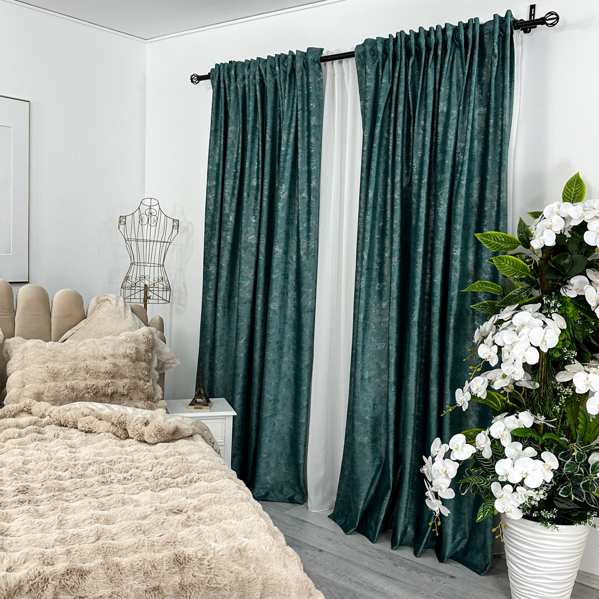 Poze Set 2 Draperii Catifea cu insertii metalizate, Bleu Aqua - V9, 140cm latime x 260cm inaltime, cu tiv lat pt bara cumparamisim.ro