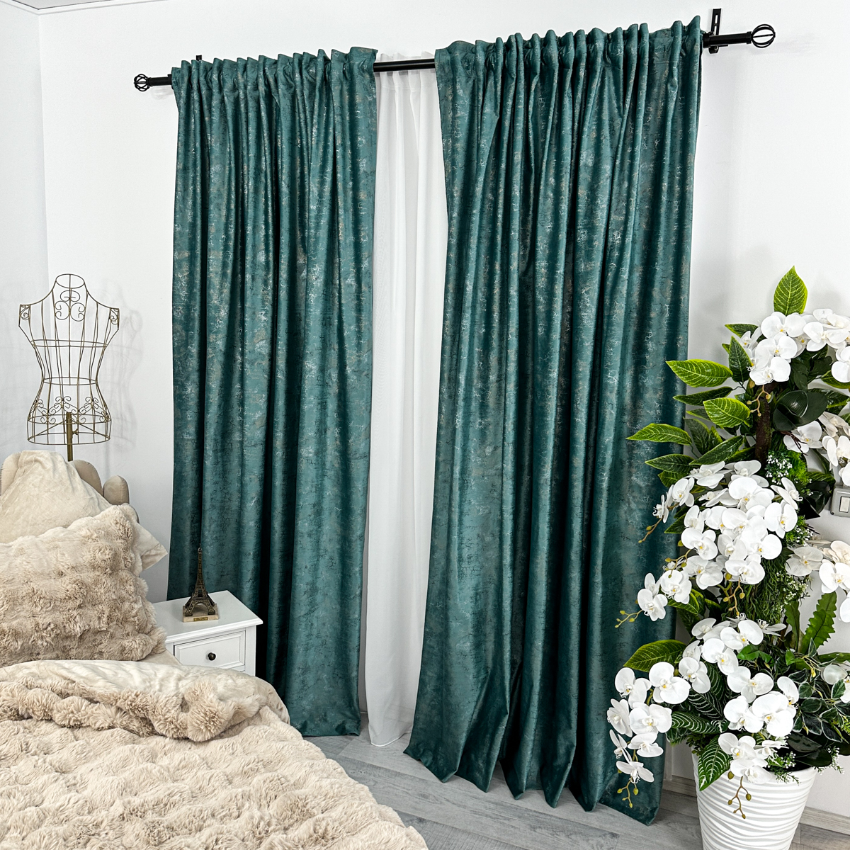 Poze Set 2 Draperii Catifea cu insertii metalizate, Bleu Aqua - V9, 140cm latime x 260cm inaltime, cu tiv lat pt bara cumparamisim.ro