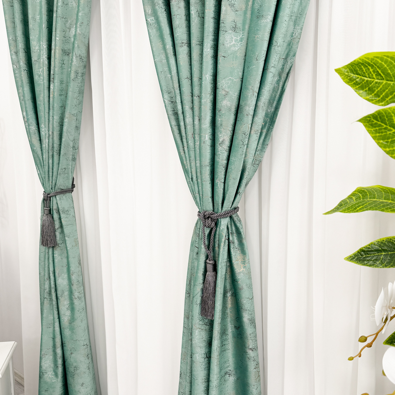 Poze Set 2 Draperii Catifea cu insertii metalizate, Menta - V21, 140cm latime x 260cm inaltime, cu tiv lat pt bara cumparamisim.ro