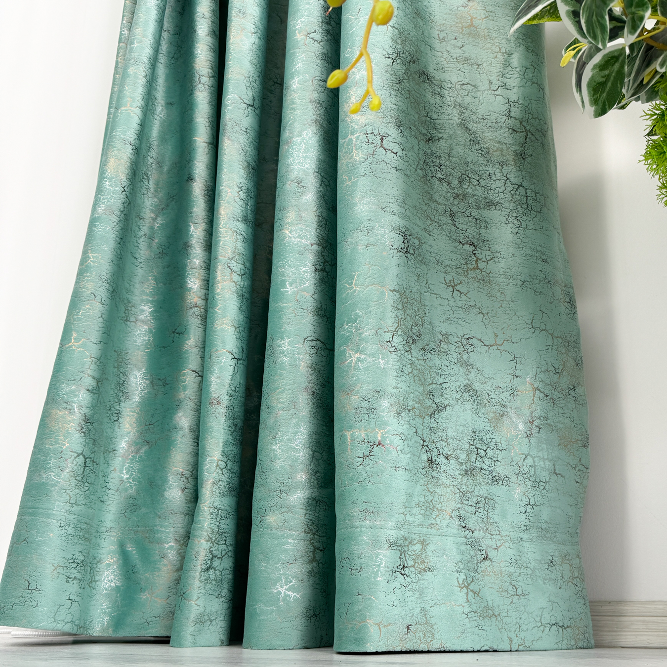 Poze Set 2 Draperii Catifea cu insertii metalizate, Menta - V21, 140cm latime x 260cm inaltime, cu tiv lat pt bara cumparamisim.ro