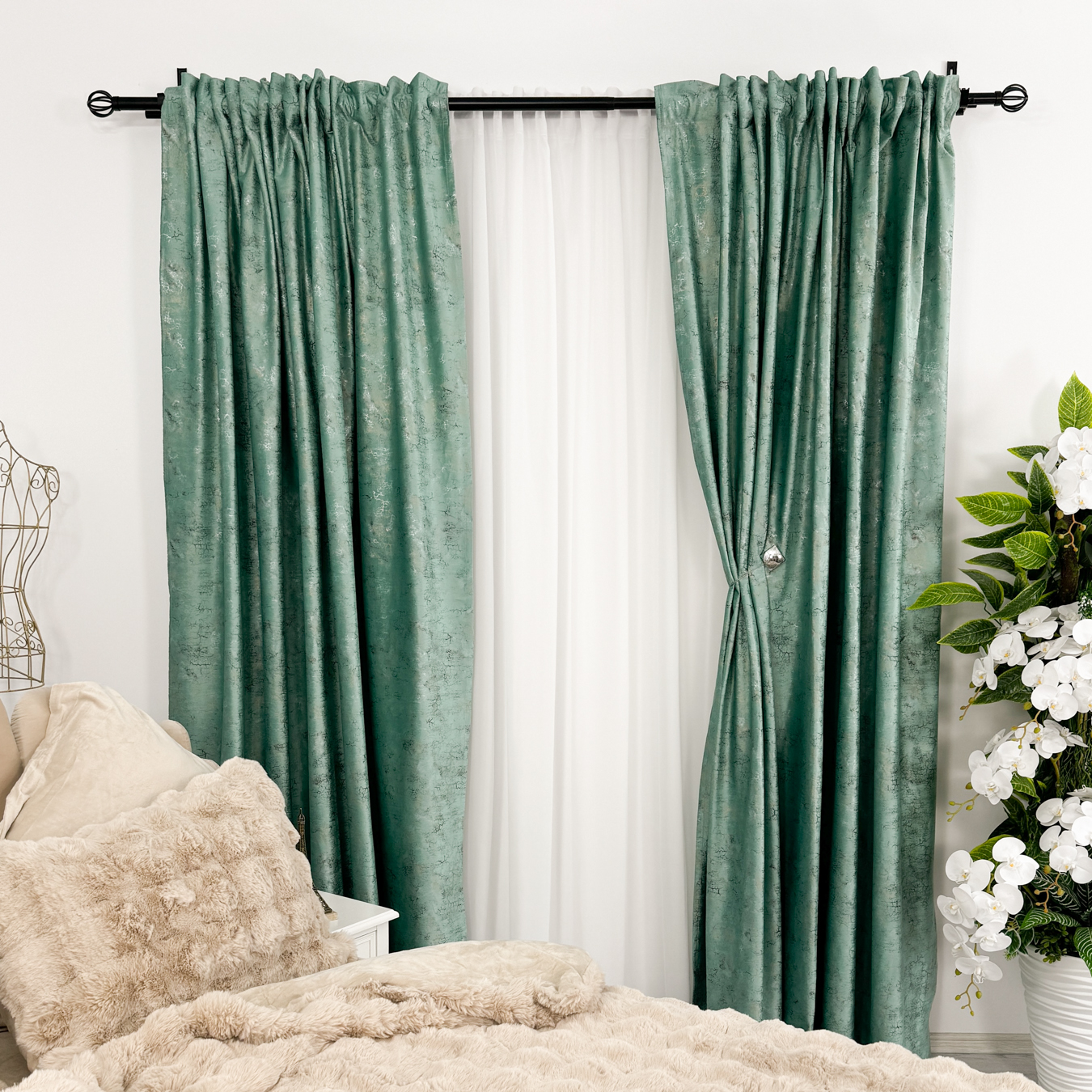 Poze Set 2 Draperii Catifea cu insertii metalizate, Menta - V21, 140cm latime x 260cm inaltime, cu tiv lat pt bara cumparamisim.ro