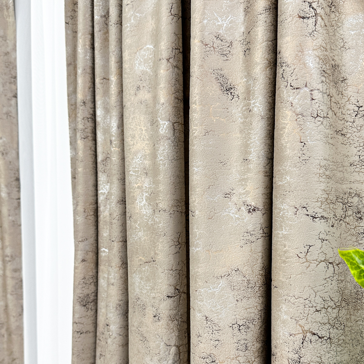 Poze Set 2 Draperii Catifea cu insertii metalizate, Bej inchis - V3, 140cm latime x 260cm inaltime, cu tiv lat pt bara cumparamisim.ro