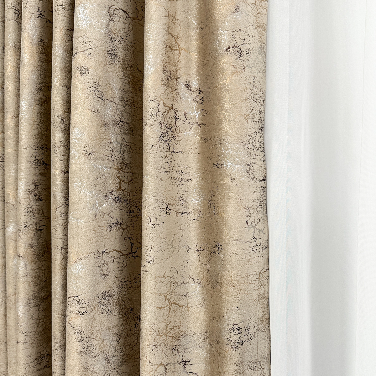 Poze Set 2 Draperii Catifea cu insertii metalizate, Bej inchis - V3, 140cm latime x 260cm inaltime, cu tiv lat pt bara cumparamisim.ro