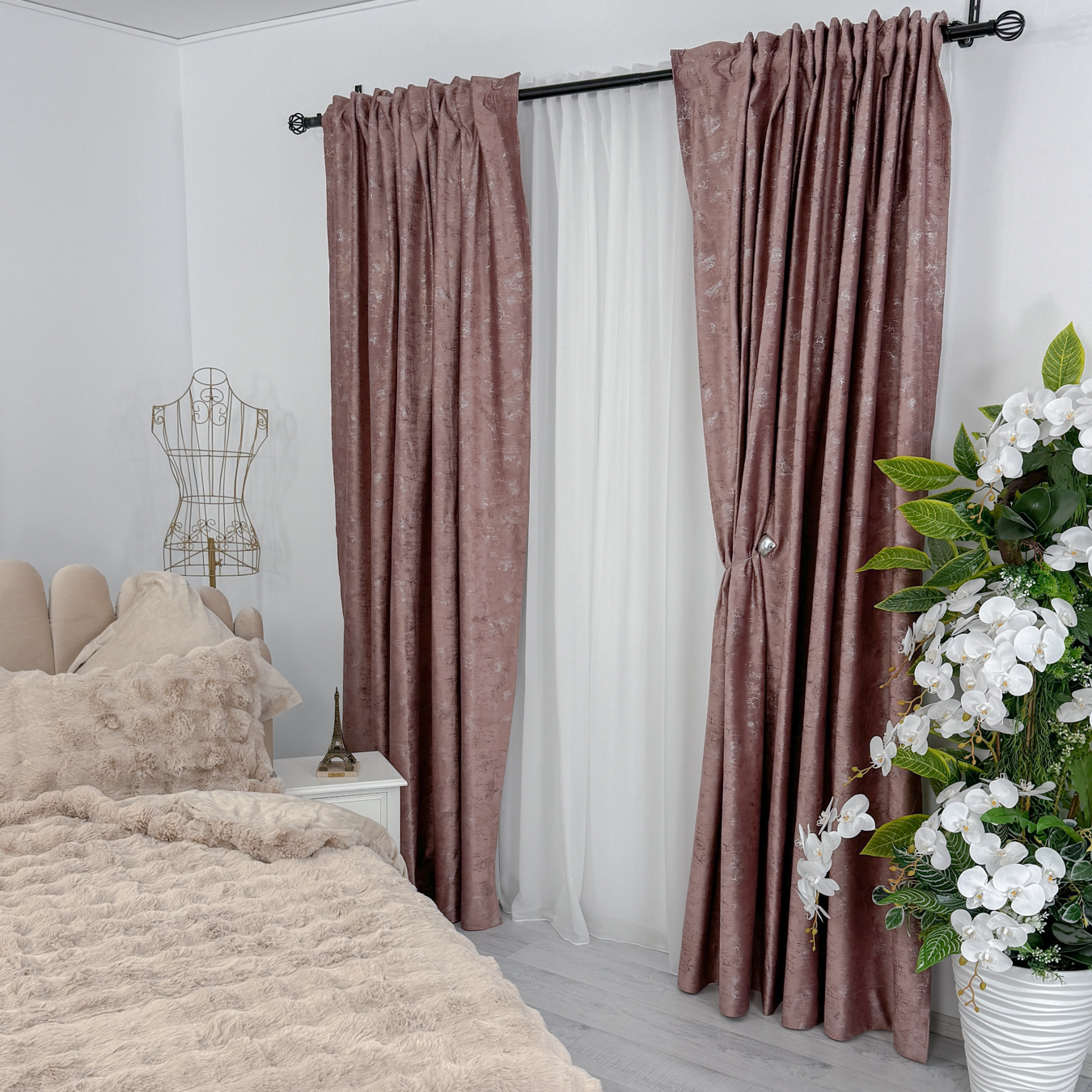 Poze Set 2 Draperii Catifea cu insertii metalizate, Roz - V17, 140cm latime x 260cm inaltime, cu tiv lat pt bara cumparamisim.ro