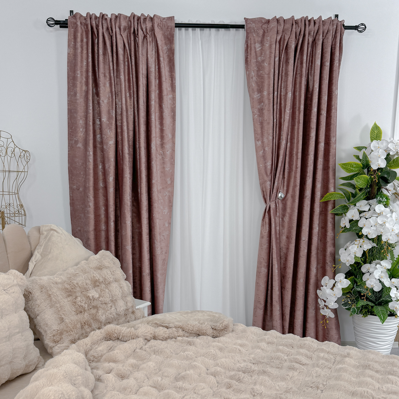 Poze Set 2 Draperii Catifea cu insertii metalizate, Roz - V17, 140cm latime x 260cm inaltime, cu tiv lat pt bara cumparamisim.ro