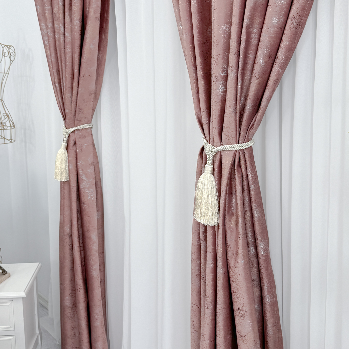 Poze Set 2 Draperii Catifea cu insertii metalizate, Roz - V17, 140cm latime x 260cm inaltime, cu tiv lat pt bara cumparamisim.ro