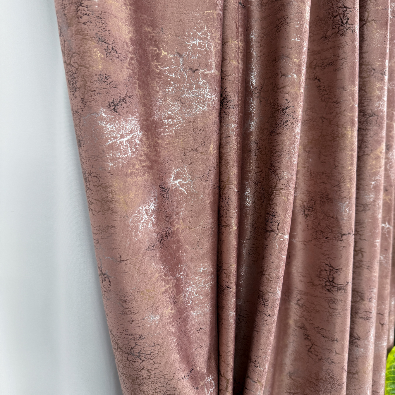 Poze Set 2 Draperii Catifea cu insertii metalizate, Roz - V17, 140cm latime x 260cm inaltime, cu tiv lat pt bara cumparamisim.ro