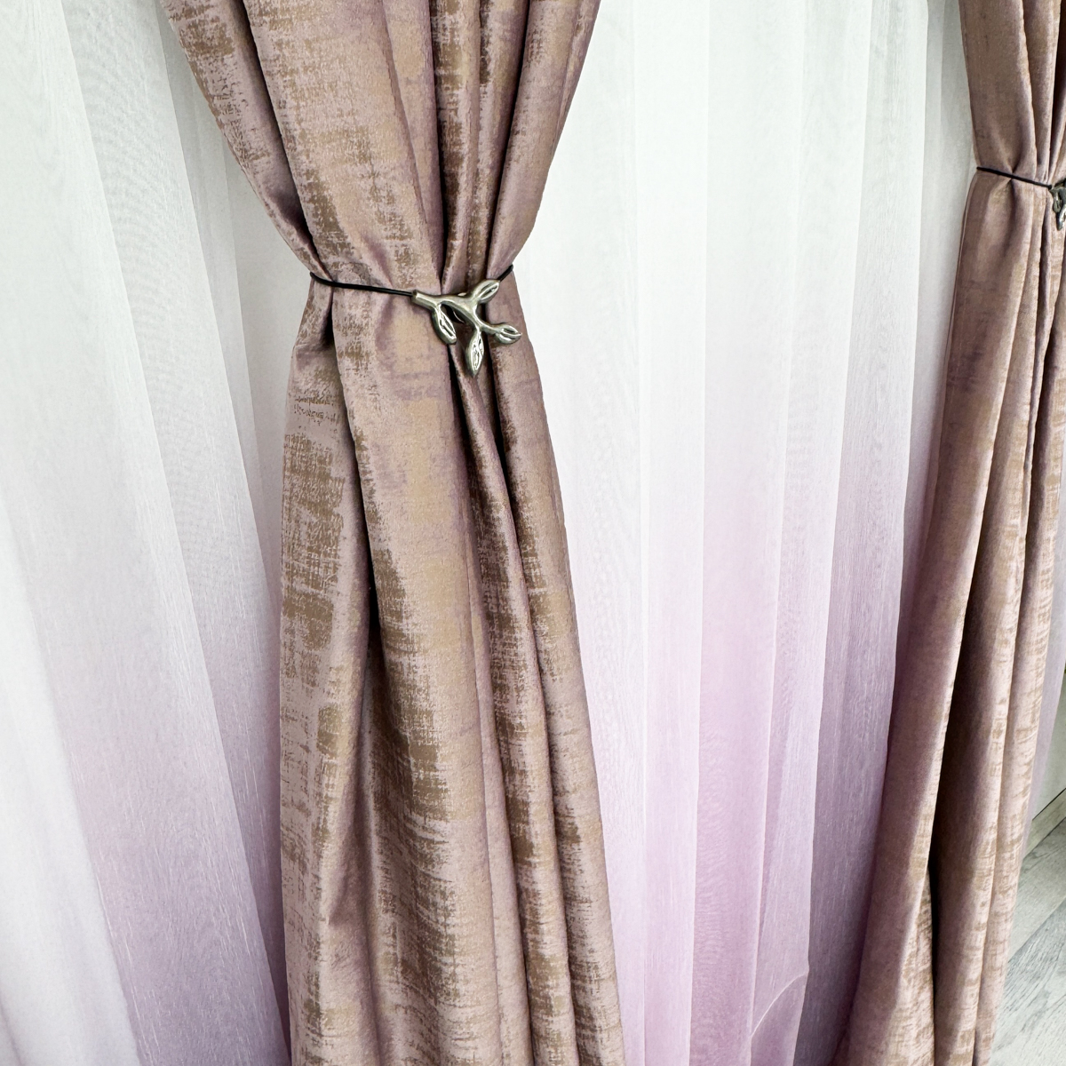 Poze Set 2 Draperii Catifea cu model Venti, Lila, 140cm latime x 260cm inaltime, cu tiv lat pt bara cumparamisim.ro