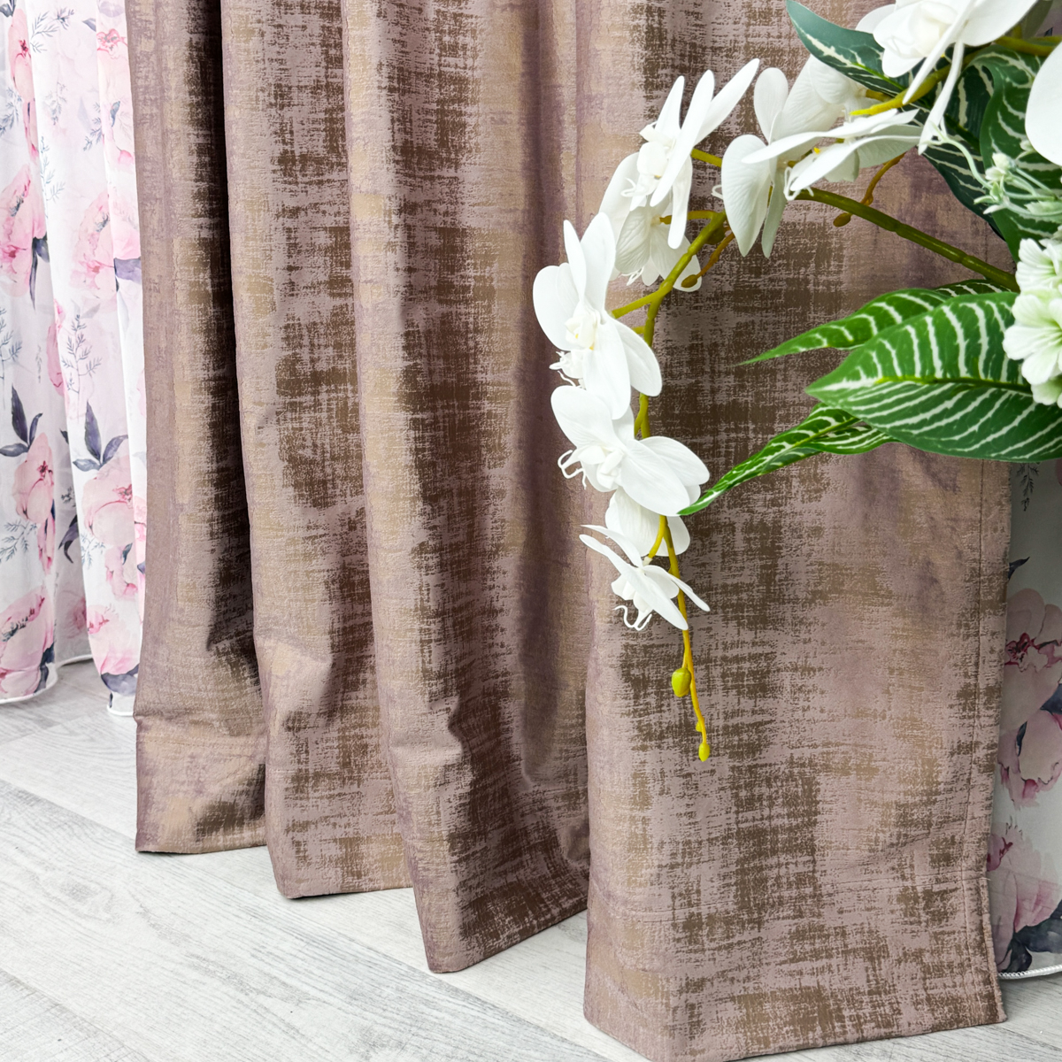 Poze Set 2 Draperii Catifea cu model Venti, Lila, 140cm latime x 260cm inaltime, cu tiv lat pt bara cumparamisim.ro