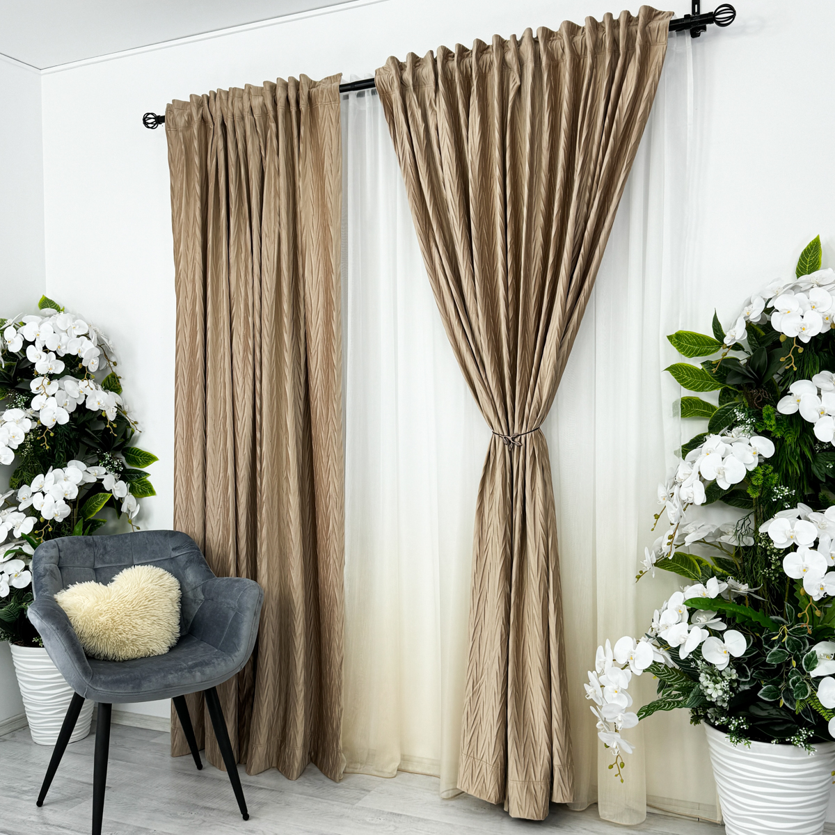 Poze Set 2 Draperii din Catifea Plisata cu opacitate ridicata, Bej gold, 140cm latime x 260cm inaltime, cu tiv lat pt bara cumparamisim.ro