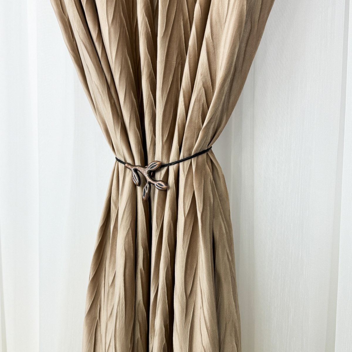 Poze Set 2 Draperii din Catifea Plisata cu opacitate ridicata, Bej gold, 140cm latime x 260cm inaltime, cu tiv lat pt bara cumparamisim.ro