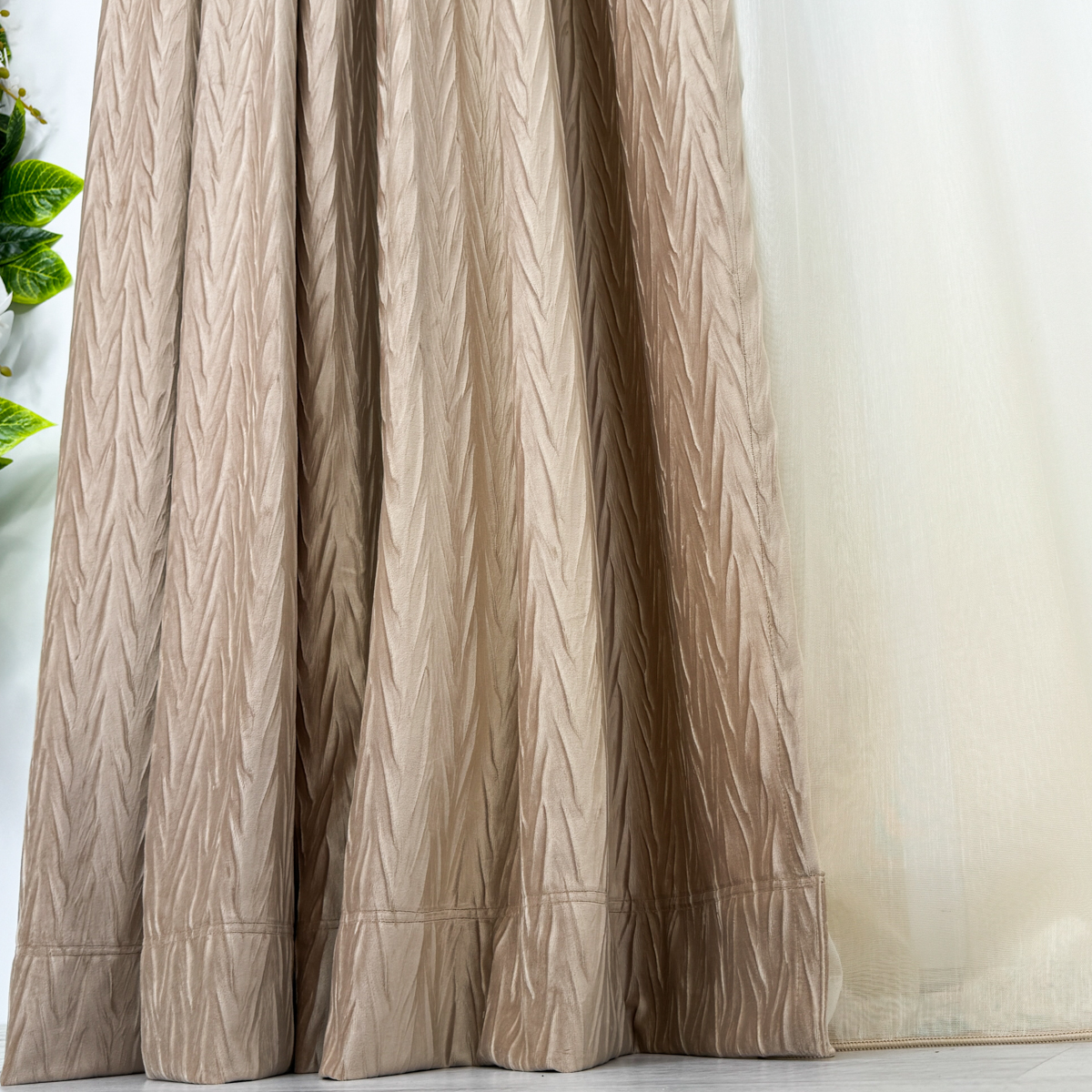 Poze Set 2 Draperii din Catifea Plisata cu opacitate ridicata, Bej gold, 140cm latime x 260cm inaltime, cu tiv lat pt bara cumparamisim.ro