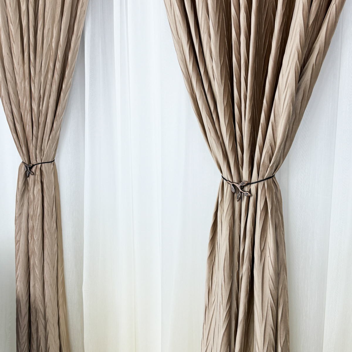 Poze Set 2 Draperii din Catifea Plisata cu opacitate ridicata, Bej gold, 140cm latime x 260cm inaltime, cu tiv lat pt bara cumparamisim.ro