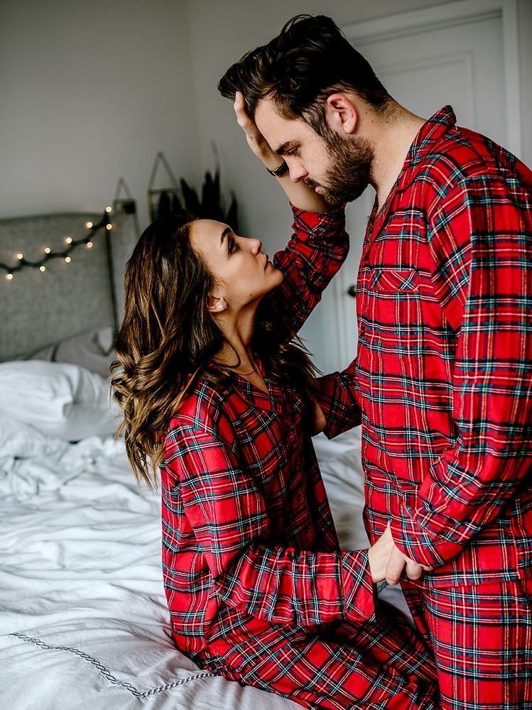 Poze Set pijamale pentru cuplu din Satin Craciun cu vipusca rosie cumparamisim.ro