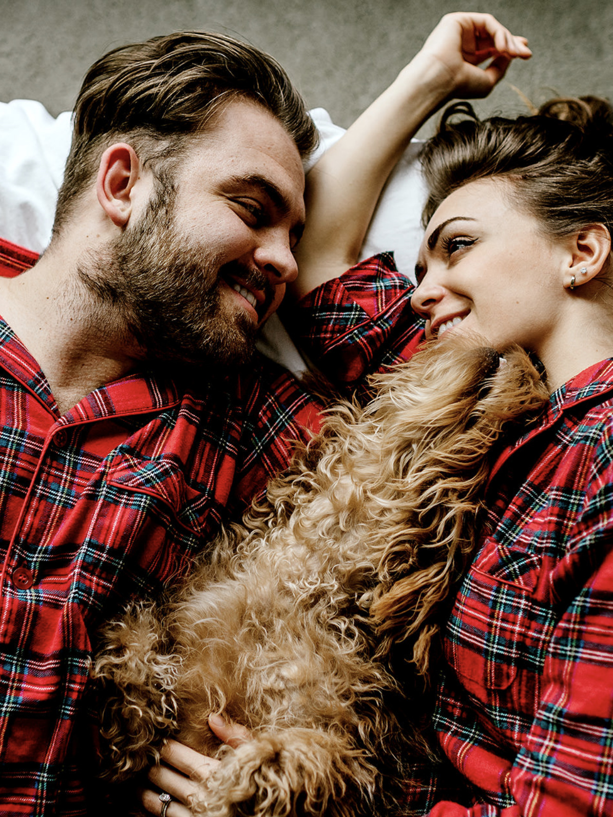 Poze Set pijamale pentru cuplu din Satin Craciun cu vipusca rosie cumparamisim.ro