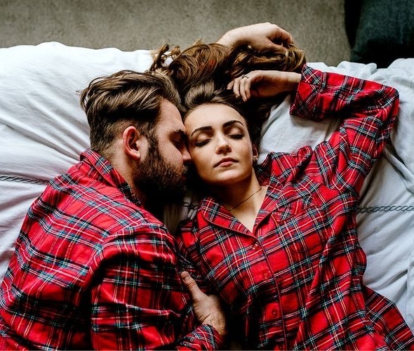 Poze Set pijamale pentru cuplu din Satin Craciun cu vipusca rosie cumparamisim.ro