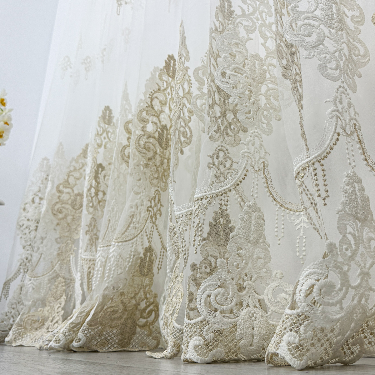 Poze Perdea Emerald din Tulle cu Broderie, model elegant, Alb - Bej, 140cm latime x 260cm inaltime, cu rejansa pt bara cumparamisim.ro