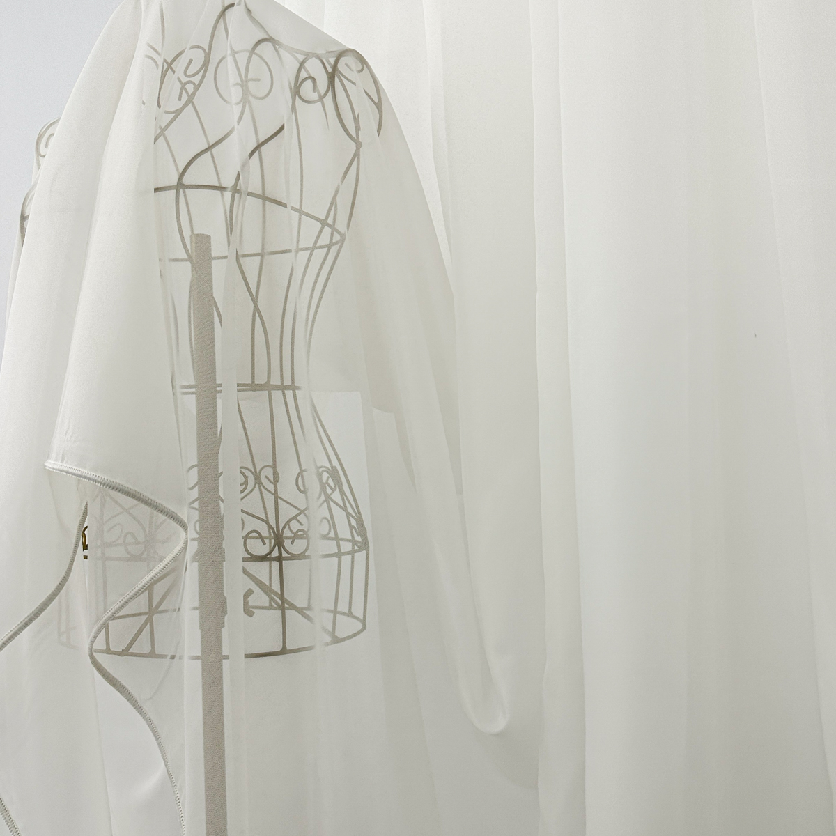 Poze Perdea simpla din matase Jorjet, Ivoire, 140cm latime x 260cm inaltime, cu rejansa pt bara cumparamisim.ro