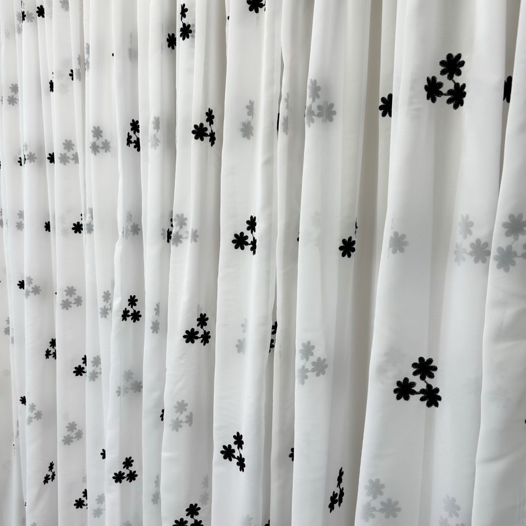 Poze Perdea Anabelle din Voal Brodat , model cu flori negre, Alb, 100cm latime x 260cm inaltime, cu rejansa pt bara cumparamisim.ro