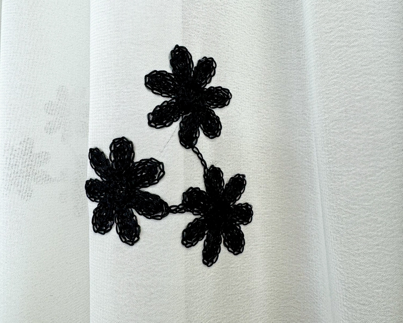 Poze Perdea Anabelle din Voal Brodat , model cu flori negre, Alb, 100cm latime x 260cm inaltime, cu rejansa pt bara cumparamisim.ro