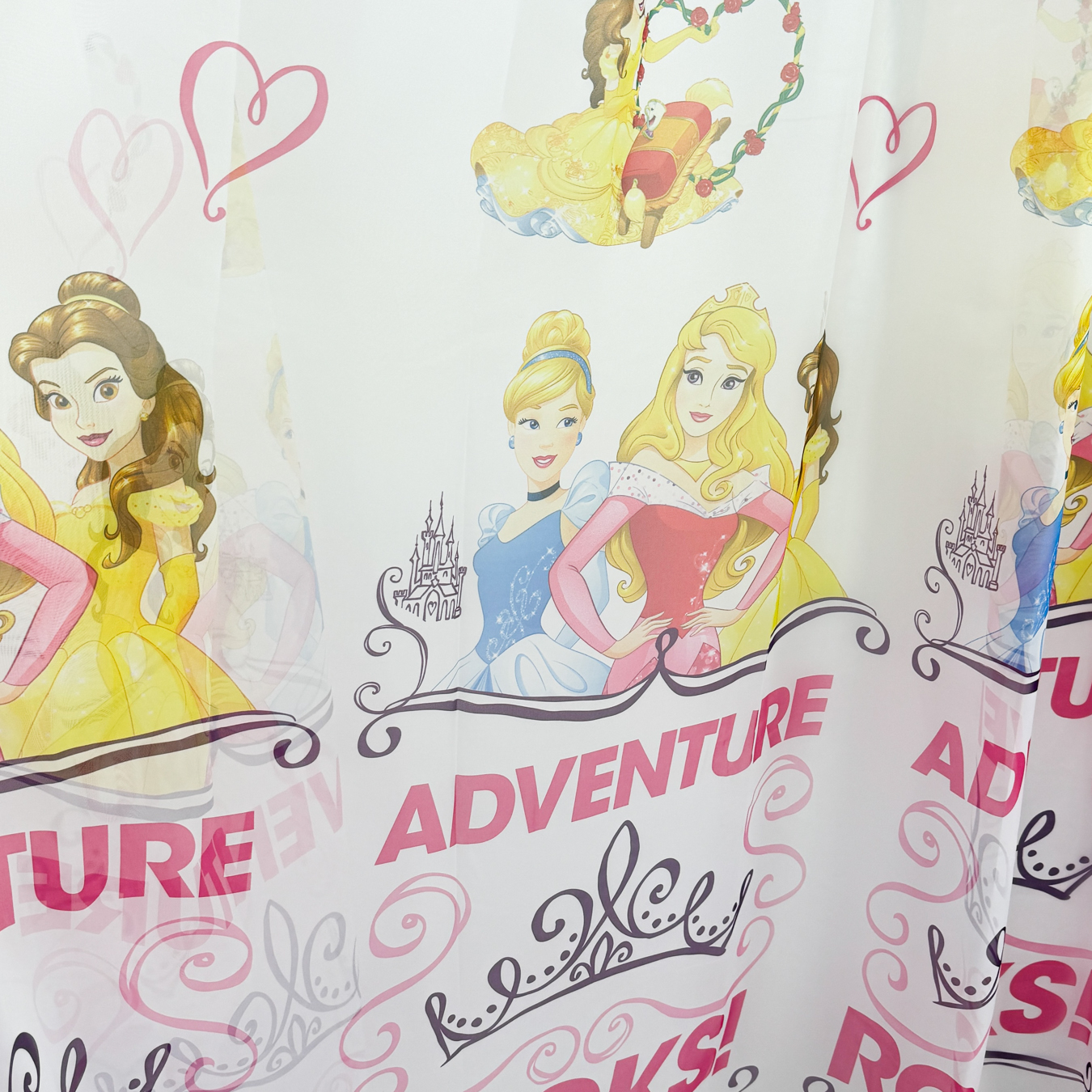 Poze Perdea pentru copii din matase imprimata, Adventures, 100cm latime x 260cm inaltime, cu rejansa pt bara cumparamisim.ro