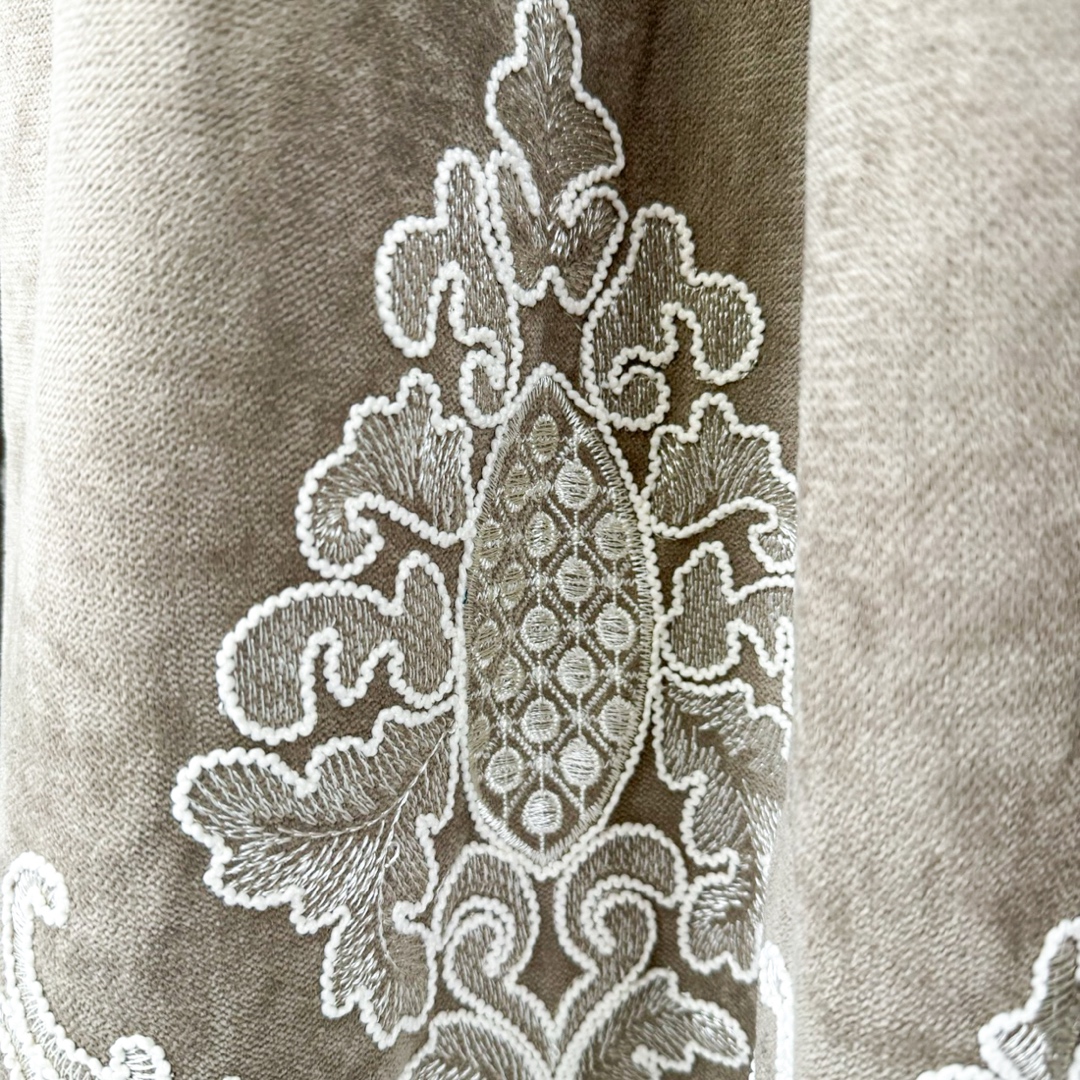 Poze Set 2 Draperii Blackout 80%, din Catifea cu Broderie, 140cm latime x 260cm inaltime, cu TIV LAT, Elite V2, Bej cumparamisim.ro