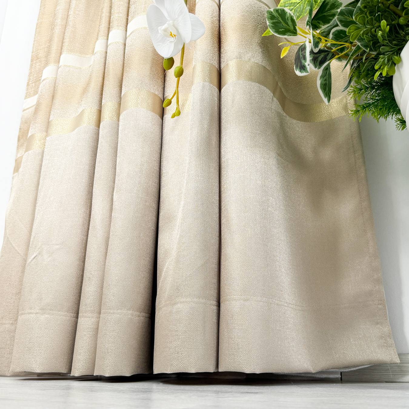 Poze Set 2 Draperii Elite, Satinata, Texturata, Bej cu Auriu, 140cm latime x 260cm inaltime, cu tiv lat pt bara cumparamisim.ro