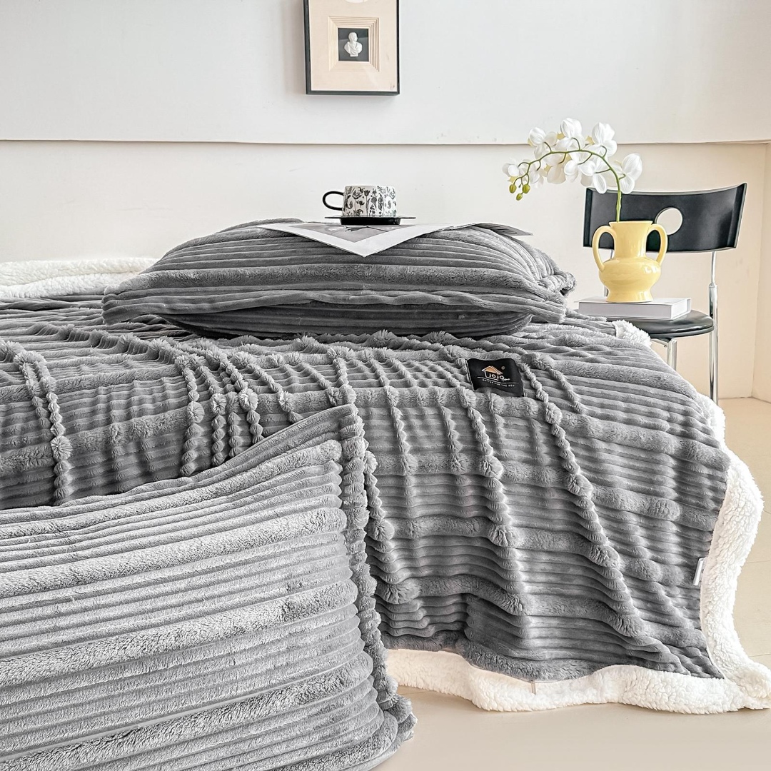 Poze Patura CoCoLiNo cu blanita Sherpa, 200x230cm, cu Fermoar, cu 2 fete de perna 50x70cm, Jojo Home, Dungi, Gri deschis cumparamisim.ro