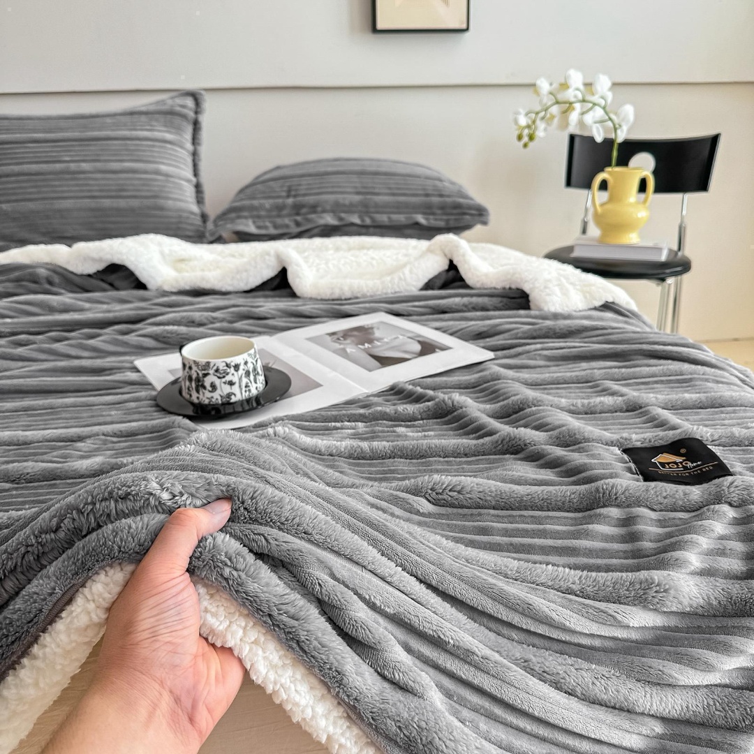 Poze Patura CoCoLiNo cu blanita Sherpa, 200x230cm, cu Fermoar, cu 2 fete de perna 50x70cm, Jojo Home, Dungi, Gri deschis cumparamisim.ro