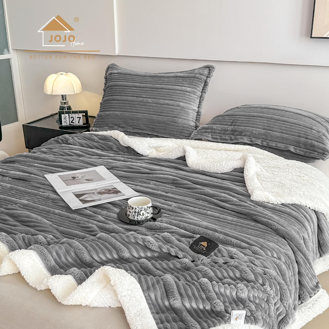 Poze Patura CoCoLiNo cu blanita Sherpa, 200x230cm, cu Fermoar, cu 2 fete de perna 50x70cm, Jojo Home, Dungi, Gri deschis cumparamisim.ro