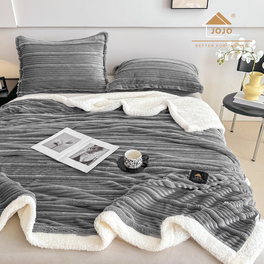Poze Patura CoCoLiNo cu blanita Sherpa, 200x230cm, cu Fermoar, cu 2 fete de perna 50x70cm, Jojo Home, Dungi, Gri deschis cumparamisim.ro