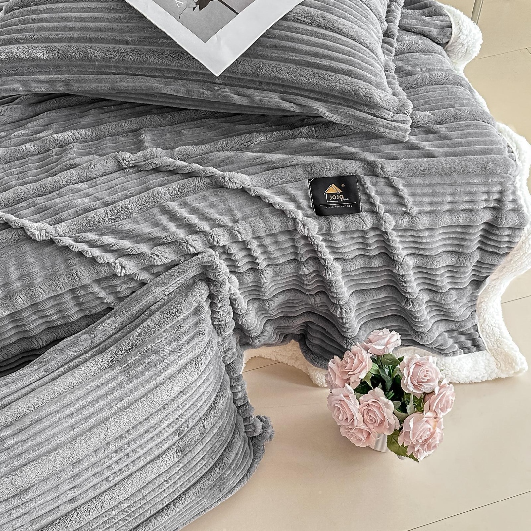 Poze Patura CoCoLiNo cu blanita Sherpa, 200x230cm, cu Fermoar, cu 2 fete de perna 50x70cm, Jojo Home, Dungi, Gri deschis cumparamisim.ro