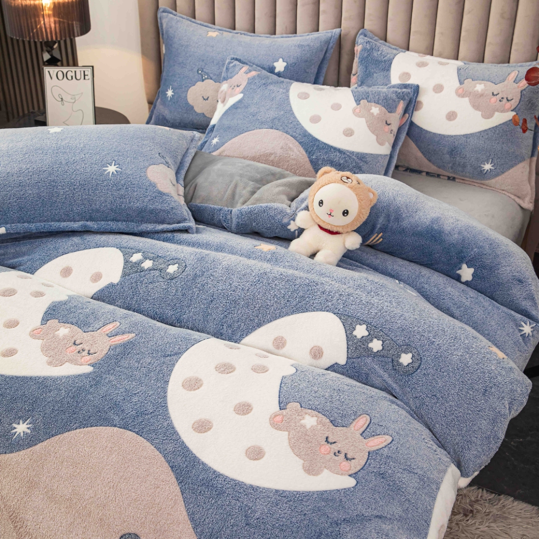 Lenjerie pat dublu, Super Pufoasa COCOLINO,cu ELASTIC, 4 piese, Jojo Home, Bleu, Alb, Luna, Iepurasi, Sweet Dreams - imagine 2