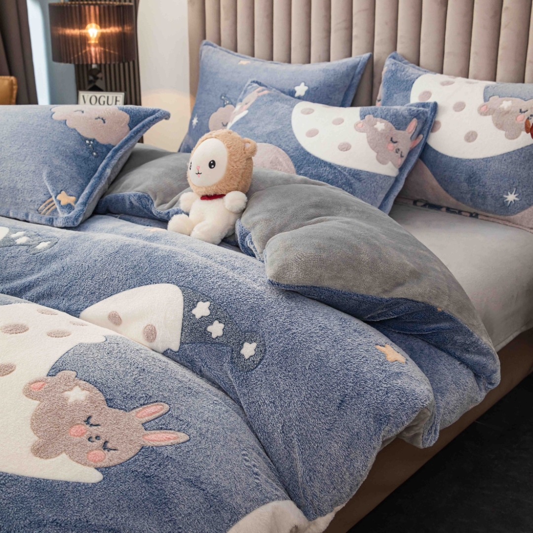 Lenjerie pat dublu, Super Pufoasa COCOLINO,cu ELASTIC, 4 piese, Jojo Home, Bleu, Alb, Luna, Iepurasi, Sweet Dreams - imagine 3