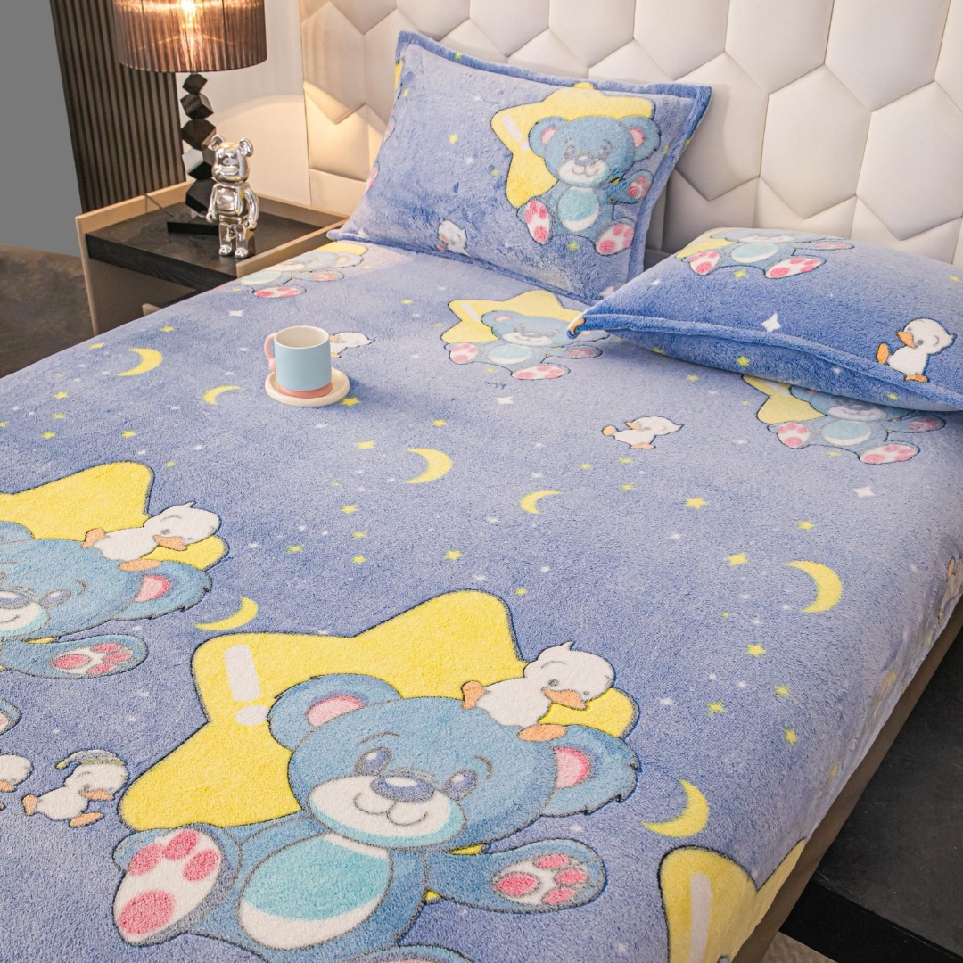 Poze Cearsaf CoCoLiNo, JoJo Home, cu Elastic, 180x200x25cm, 2 fete de perne, 50x70cm, Albastru, Stelute si Ursuleti cumparamisim.ro