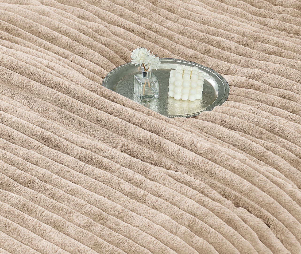 Poze Lenjerie de pat cu Pilota Inclusa, Jojo Home, Cearceaf cu Elastic, 6 Piese, Blana de Iepure Artificiala, Bej cumparamisim.ro