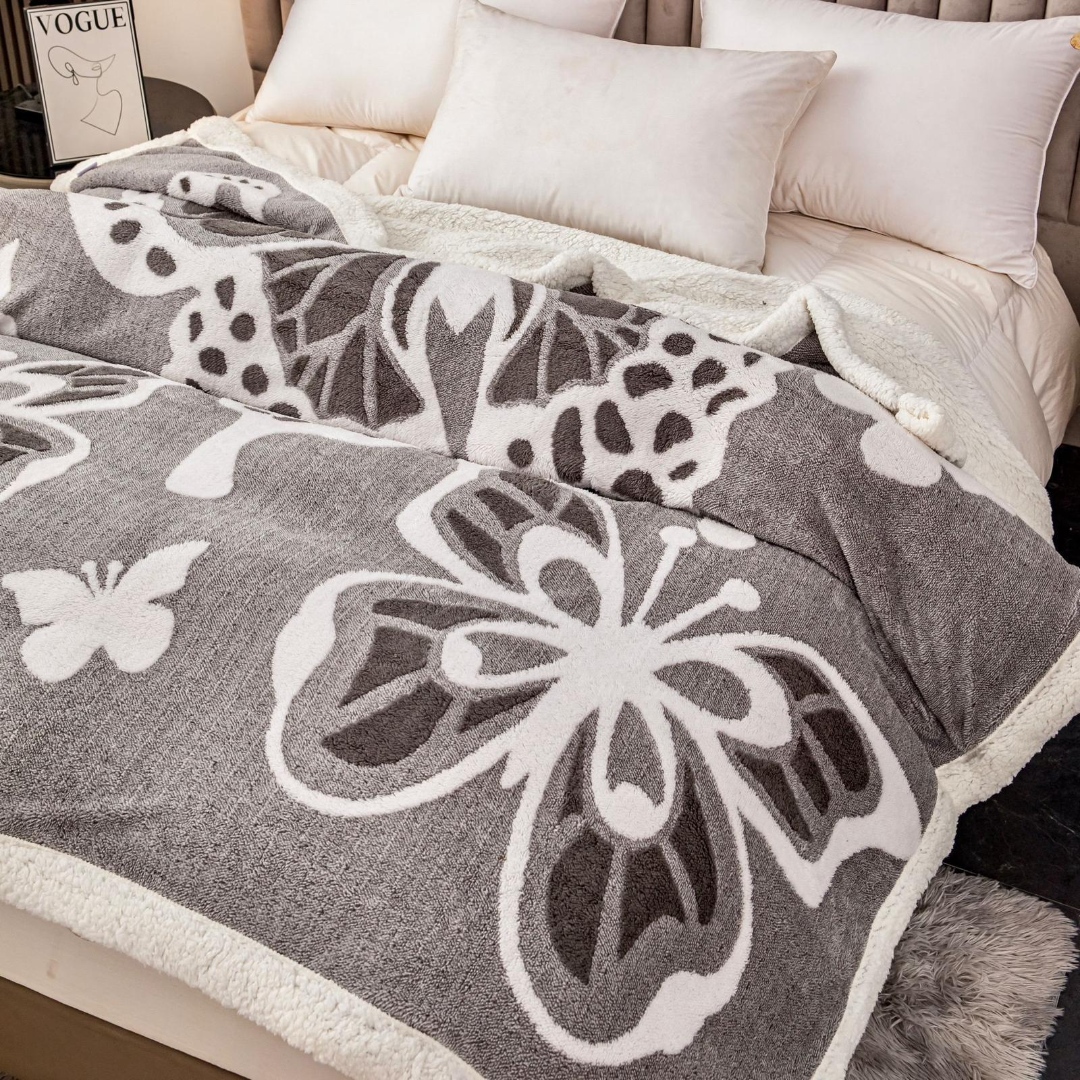 Poze Patura CoCoLiNo cu blanita, 200x230cm, Jojo Home, Gri inchis, Alb, Fluture cumparamisim.ro