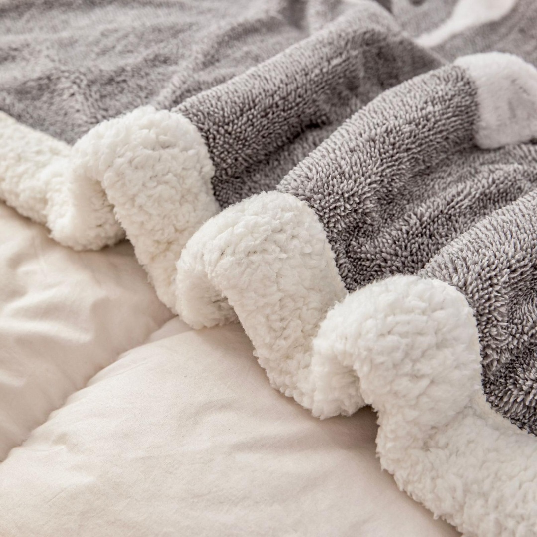 Poze Patura CoCoLiNo cu blanita, 200x230cm, Jojo Home, Gri inchis, Alb, Fluture cumparamisim.ro