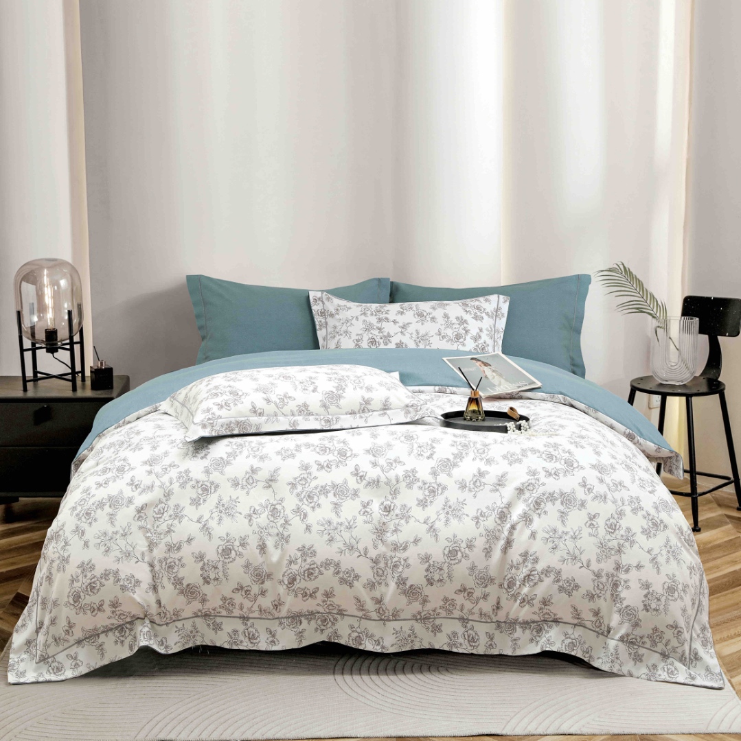 Poze Lenjerie pat dublu, FINET DeLuxe, 6 piese, cu ELASTIC, Jojo Home, Cutie Eleganta, Alb, Bleu, Flori cumparamisim.ro