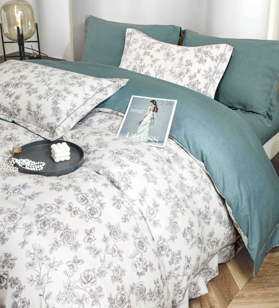 Poze Lenjerie pat dublu, FINET DeLuxe, 6 piese, cu ELASTIC, Jojo Home, Cutie Eleganta, Alb, Bleu, Flori cumparamisim.ro