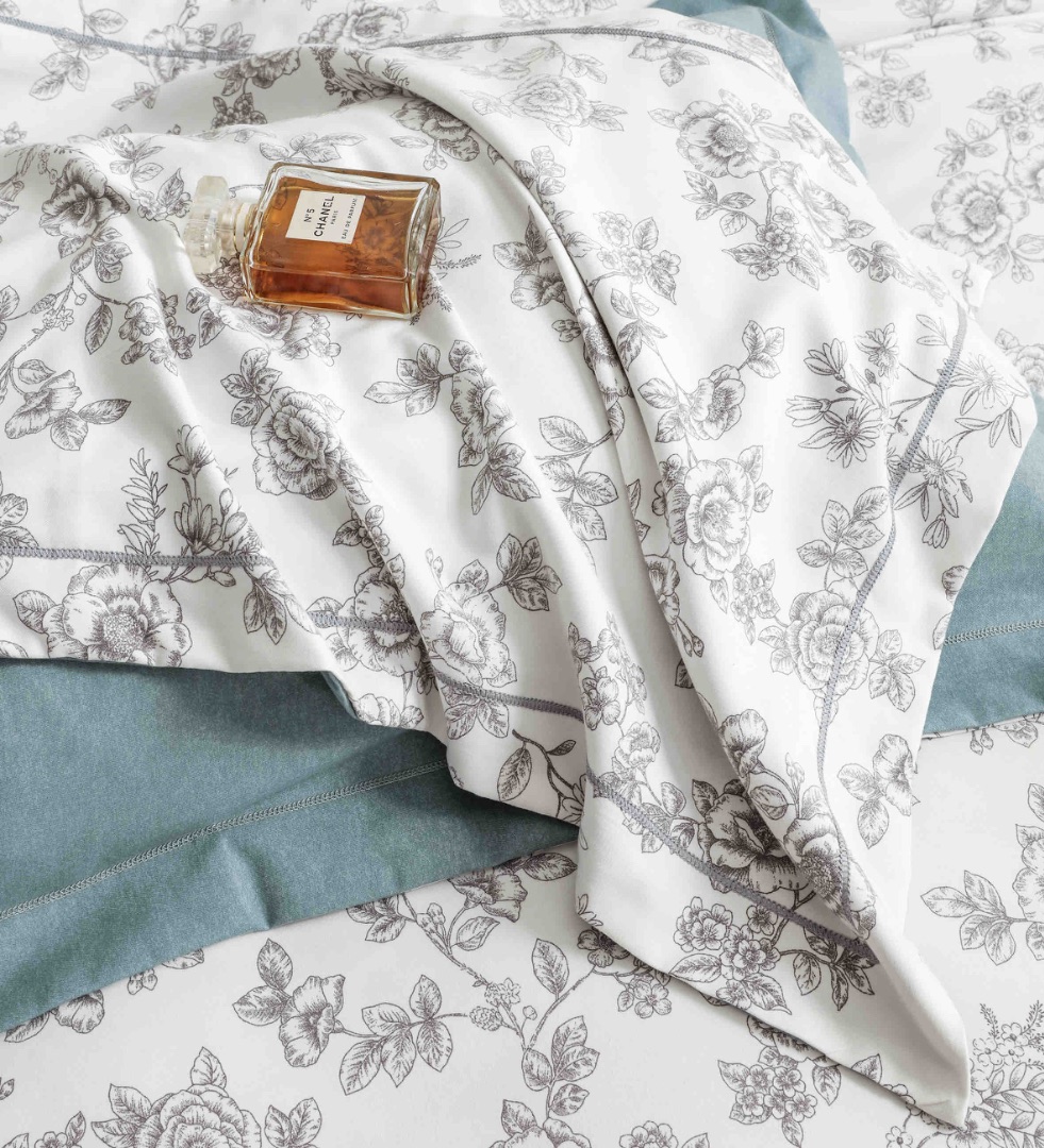 Poze Lenjerie pat dublu, FINET DeLuxe, 6 piese, cu ELASTIC, Jojo Home, Cutie Eleganta, Alb, Bleu, Flori cumparamisim.ro