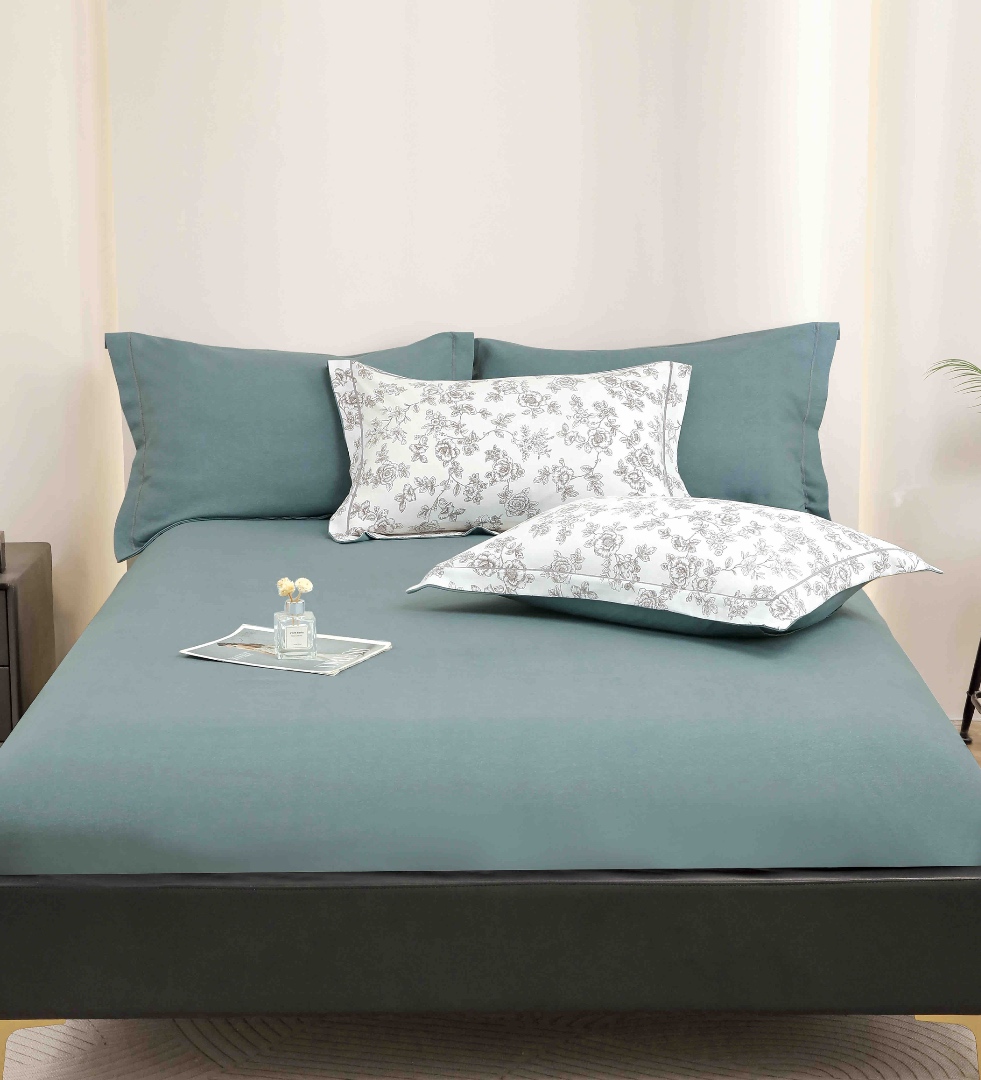 Poze Lenjerie pat dublu, FINET DeLuxe, 6 piese, cu ELASTIC, Jojo Home, Cutie Eleganta, Alb, Bleu, Flori cumparamisim.ro