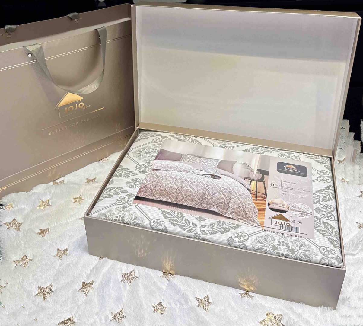 Poze Lenjerie pat dublu, FINET DeLuxe, 6 piese, cu ELASTIC, Jojo Home, Cutie Eleganta, Alb, Bleu, Flori cumparamisim.ro