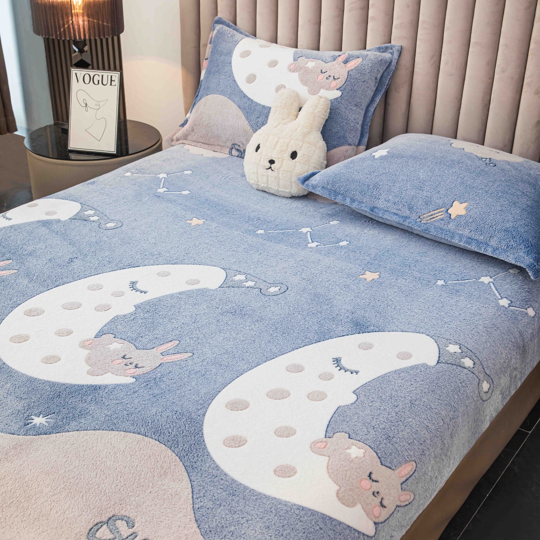 Cearsaf CoCoLiNo, JoJo Home, cu Elastic, 180x200x25cm, 2 fete de perne, 50x70cm, Bleu, Alb, Luna, Stele, Iepurasi - imagine 2