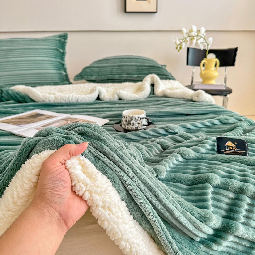 Patura CoCoLiNo cu blanita Sherpa, 200x230cm, cu Fermoar, cu 2 fete de perna 50x70cm, Jojo Home, Dungi, Verde deschis - imagine 4