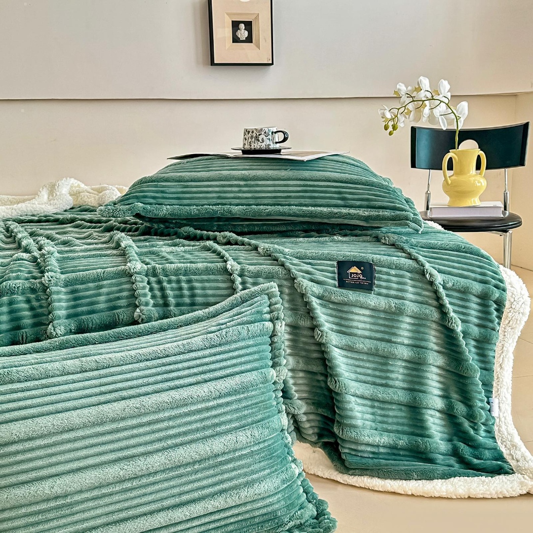 Patura CoCoLiNo cu blanita Sherpa, 200x230cm, cu Fermoar, cu 2 fete de perna 50x70cm, Jojo Home, Dungi, Verde deschis - imagine 5