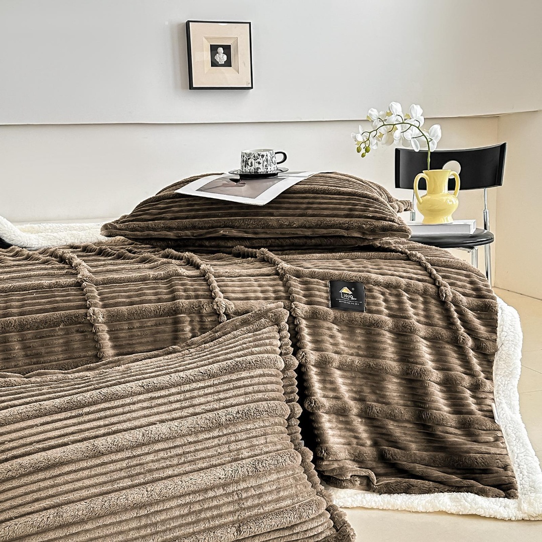Patura CoCoLiNo cu blanita Sherpa, 200x230cm, cu Fermoar, cu 2 fete de perna 50x70cm, Jojo Home, Dungi, Maro - imagine 4