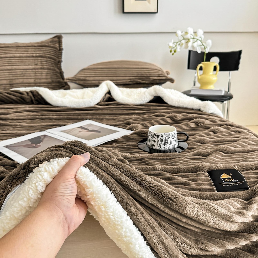 Patura CoCoLiNo cu blanita Sherpa, 200x230cm, cu Fermoar, cu 2 fete de perna 50x70cm, Jojo Home, Dungi, Maro - imagine 5